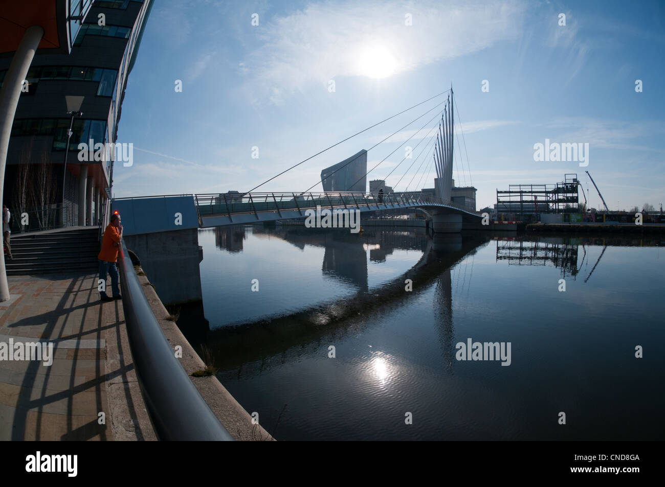 La passerelle MediaCityUK, Salford Quays, Manchester, Angleterre, Royaume-Uni. Prise avec un objectif fisheye ultra grand angle. Banque D'Images