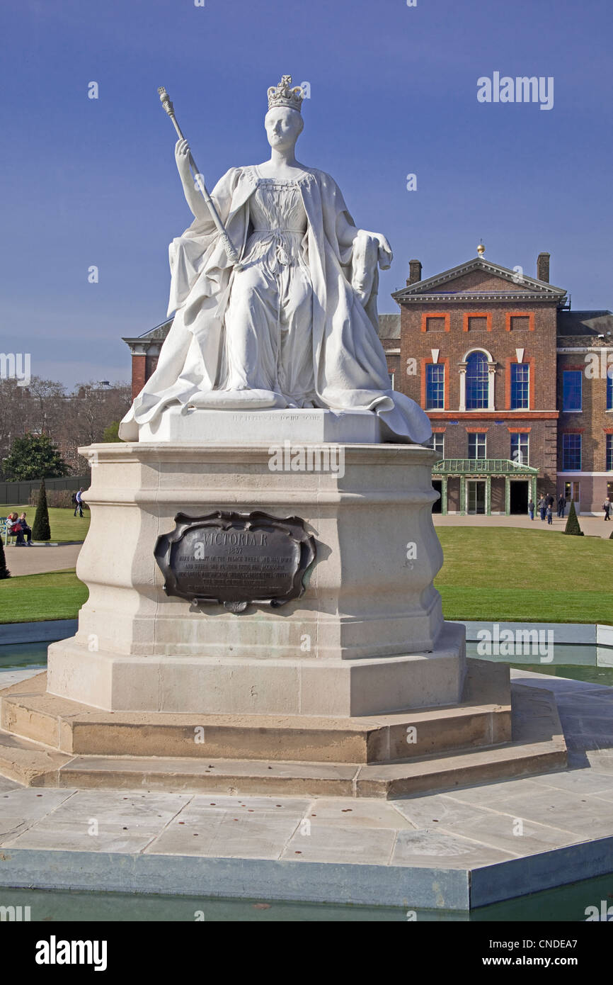 Londres, Kensington Gardens La statue de la reine Victoria à Kensington Palace Mars 2012 Banque D'Images