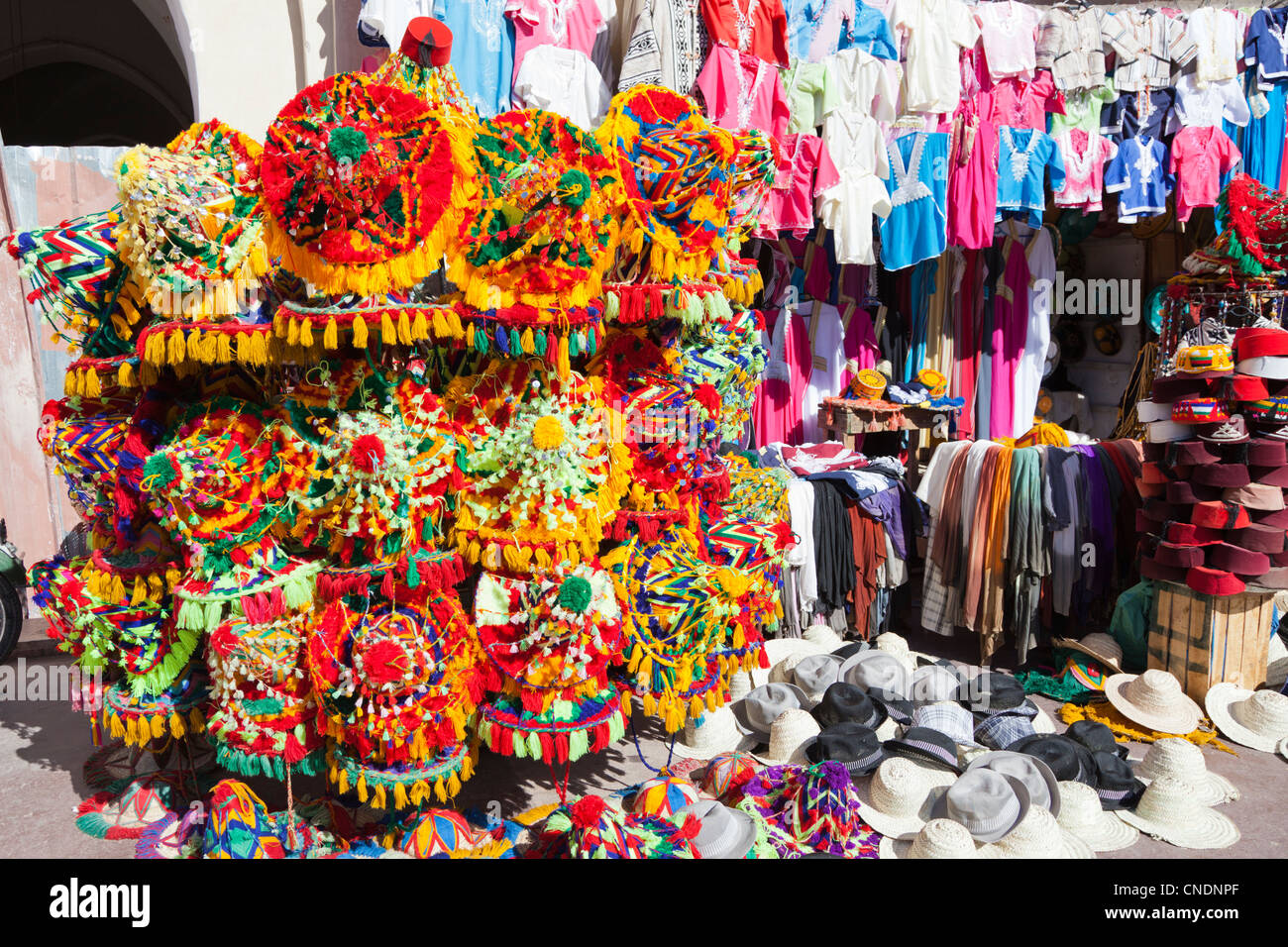 Marrakech magasin typique avec des chapeaux waterboy Banque D'Images