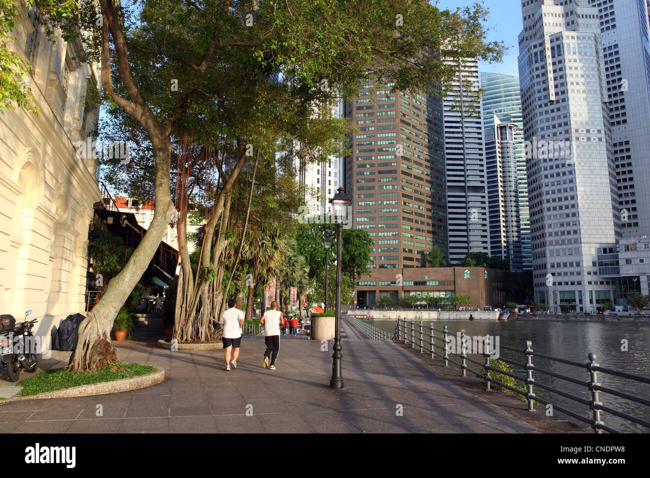 Promenade le long de la rivière Singapour. Singapour, en Asie du Sud-Est, l'Asie Banque D'Images