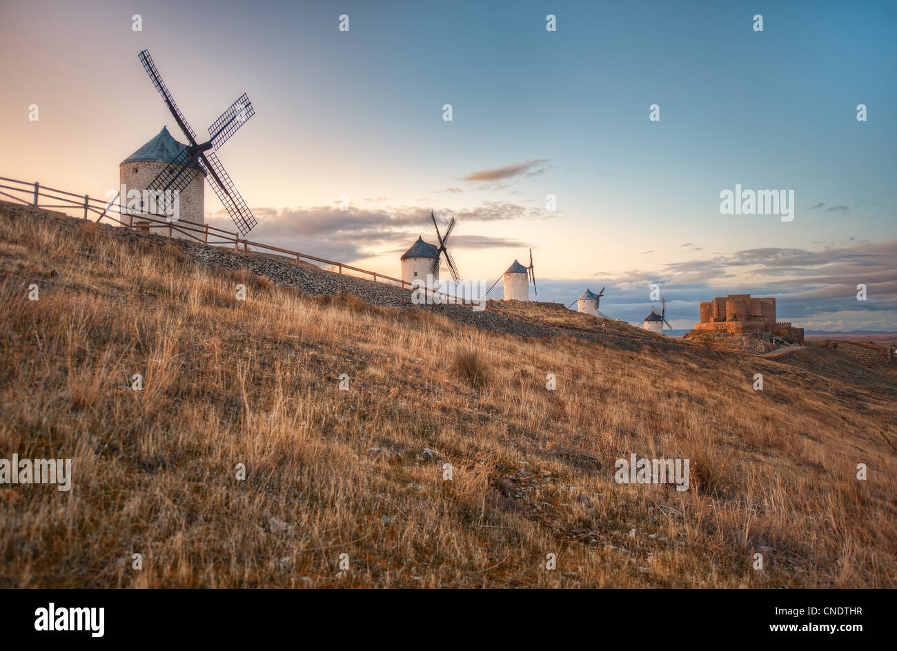 L'Espagnol de moulins à vent et un château sur une colline près de la ville de Consuegra, Espagne. Banque D'Images