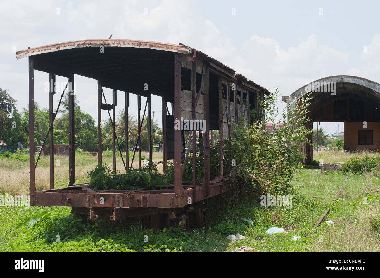 Vieille voiture de chemin de fer détruit, laissés à pourrir dans une gare abandonnée à Battambang, Cambodge. Banque D'Images