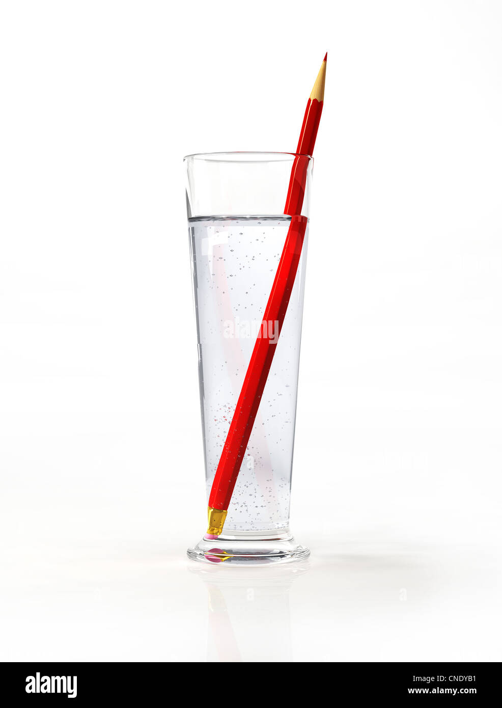 Grand verre d'eau, avec un crayon rouge à l'intérieur. Sur la surface blanche et l'arrière-plan. Banque D'Images