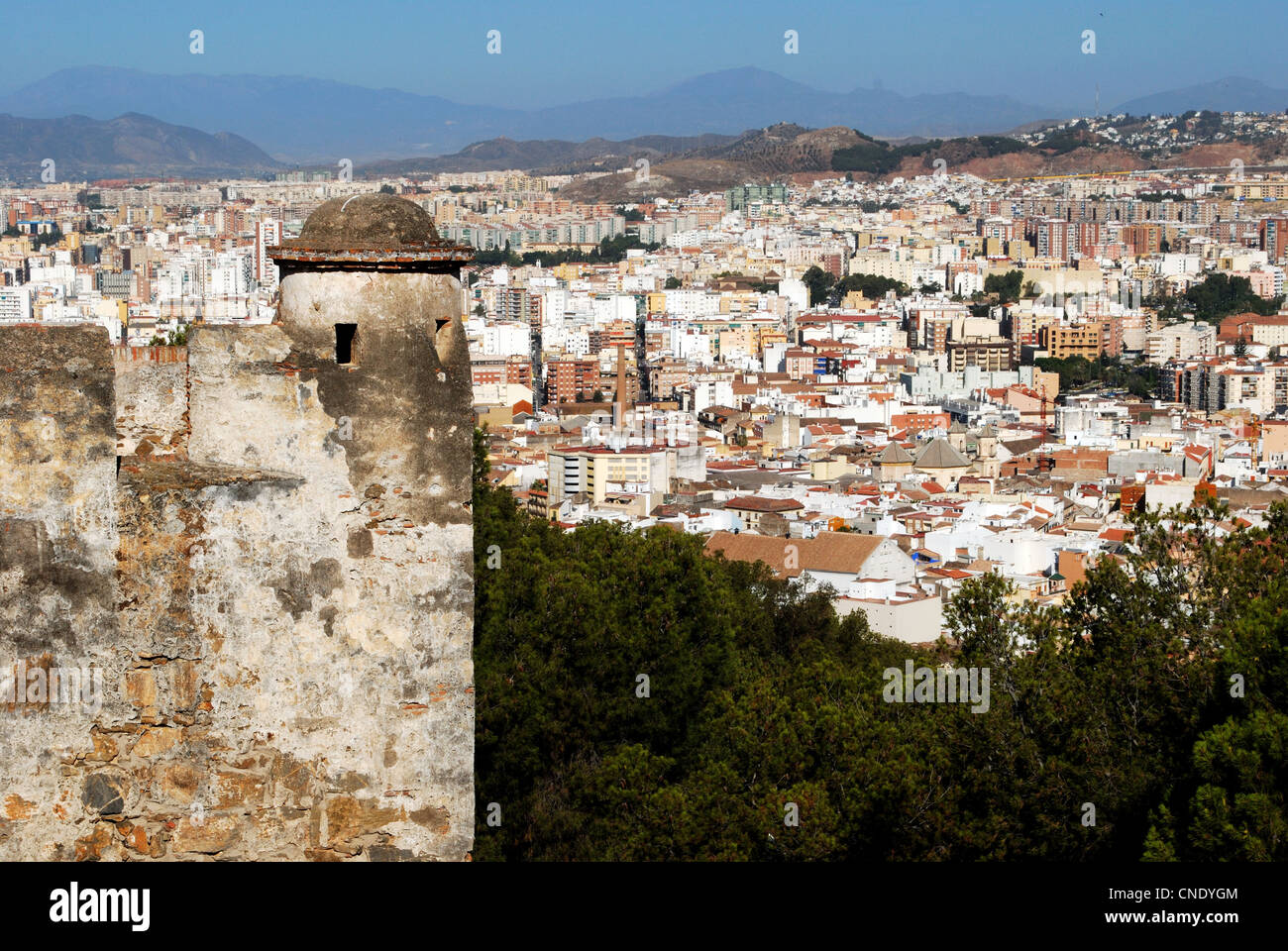 Le château de Gibralfaro (Castillo de gibralfaro) tour de guet offrant une vue sur la ville, Malaga, Andalousie, Espagne, Europe de l'ouest. Banque D'Images