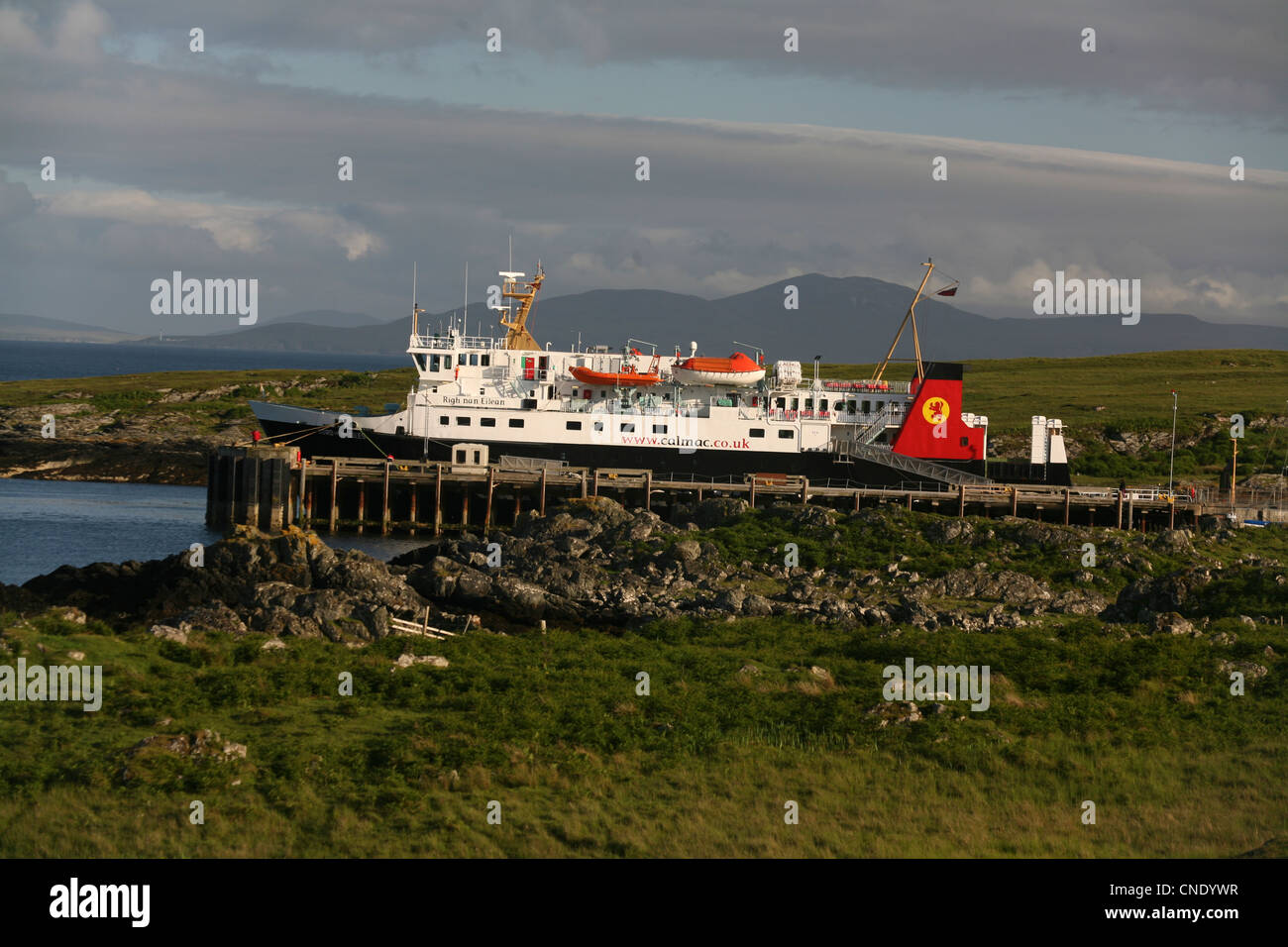 Caledonian Macbrayne ferries opérant dans les Hébrides écossaises de l'île de Colonsay Banque D'Images