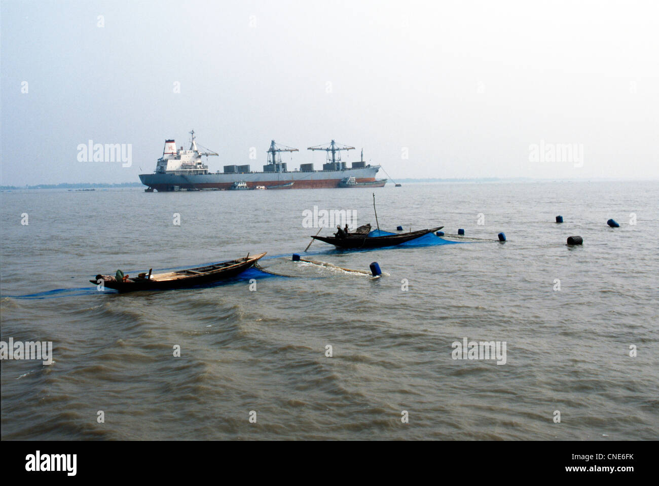 Transport des personnes et des animaux et des biens sur la rivière Buriganga. Dhaka. Le Bangladesh Banque D'Images