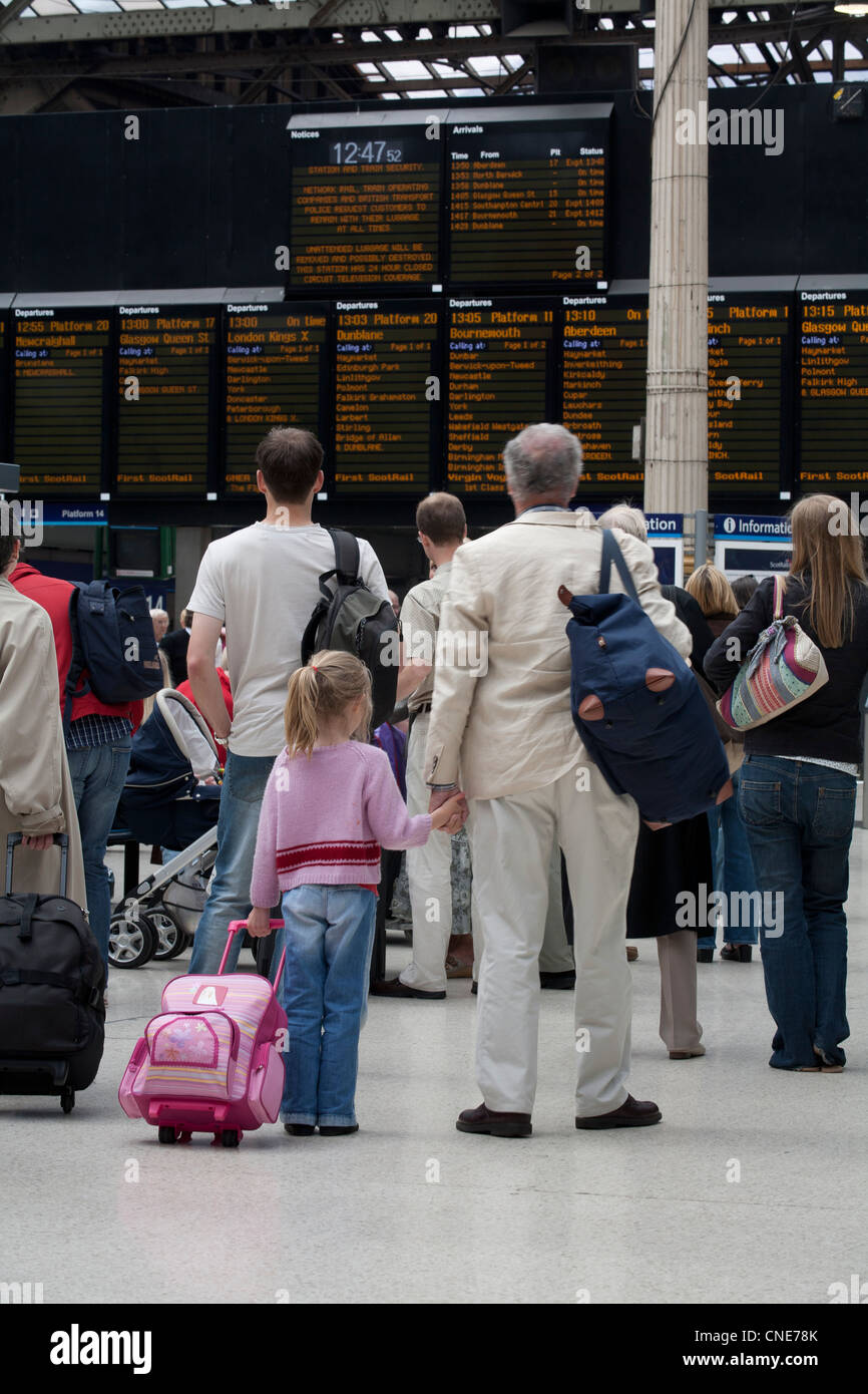 Les voyageurs à la gare d'attendre au Royaume-Uni Banque D'Images