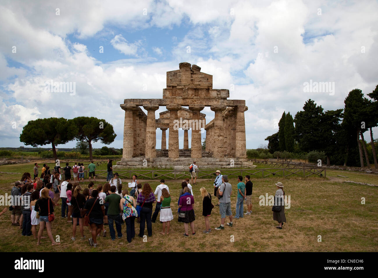 Les étudiants d'une université de l'Arizona programme d'études à l'étranger visitez les ruines grecques de Paestum, Italie. Banque D'Images