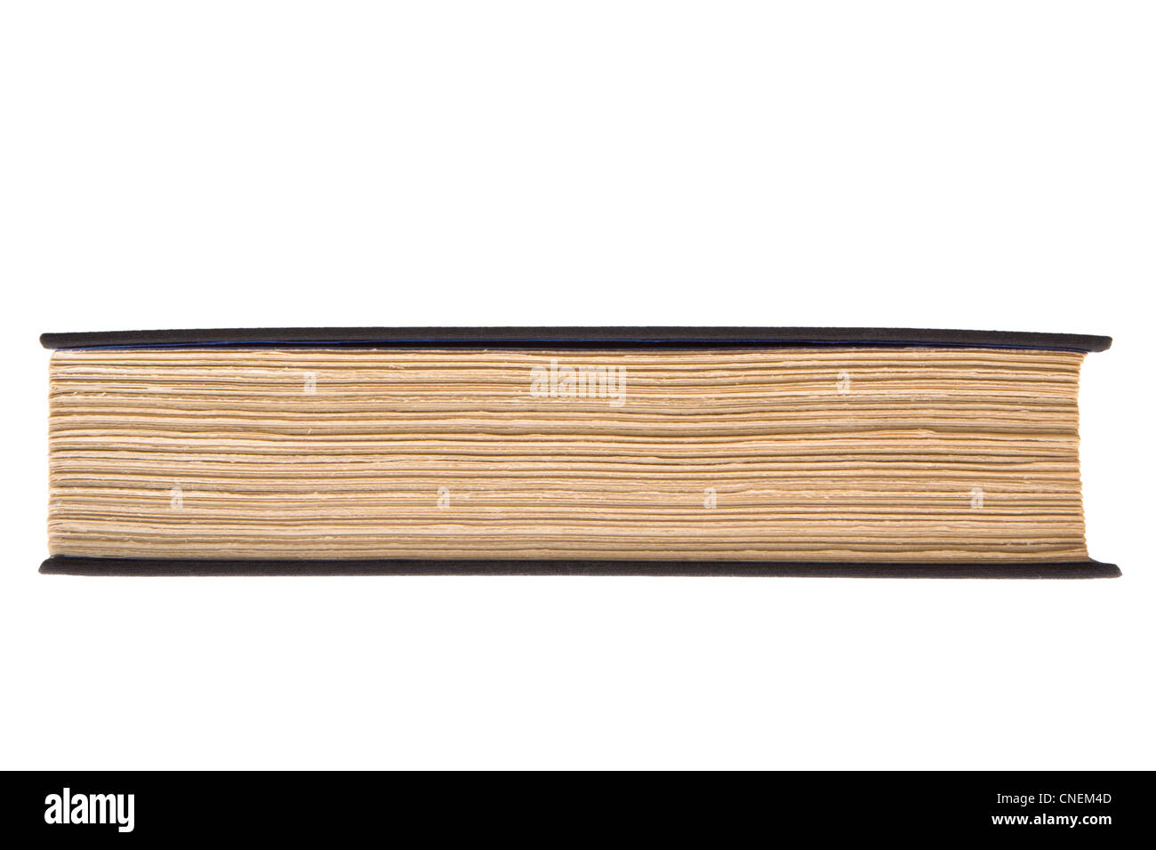 Voir la page de vieux livre relié, fermé avec dégrossie pages jaunies. Couvrir légèrement tordu. Isolé sur blanc. Banque D'Images