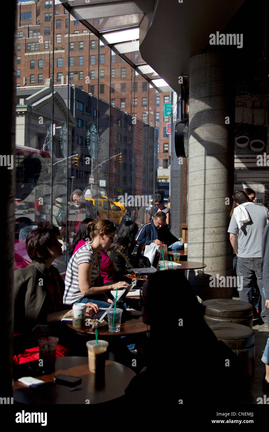 Les buveurs de café, New York City, New York, Starbucks Coffee Banque D'Images