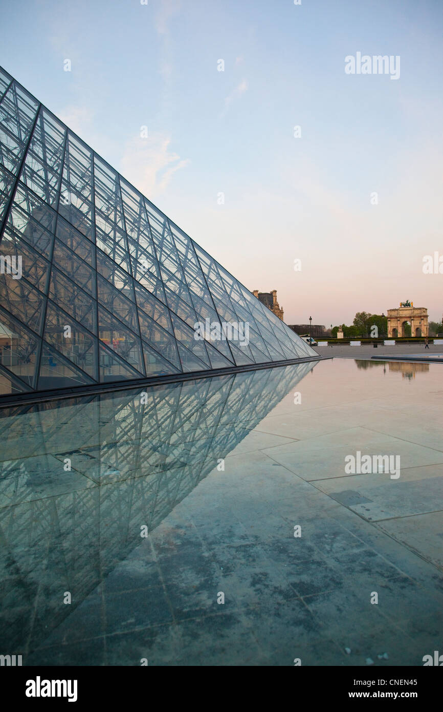 Pyramide de verre au Musée du Louvre à l'Arc de triomphe du Carrousel dans la distance, Paris, France. Banque D'Images