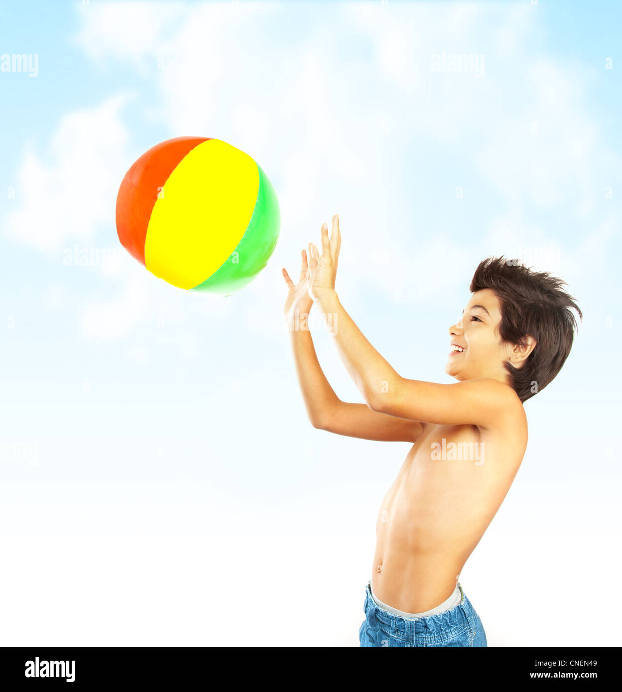 Heureux garçon avec ballon de plage plus de ciel bleu, l'enfant s'amuser en  plein air, jeux en extérieur pour enfants en santé, cute teen appréciant le  sport Photo Stock - Alamy