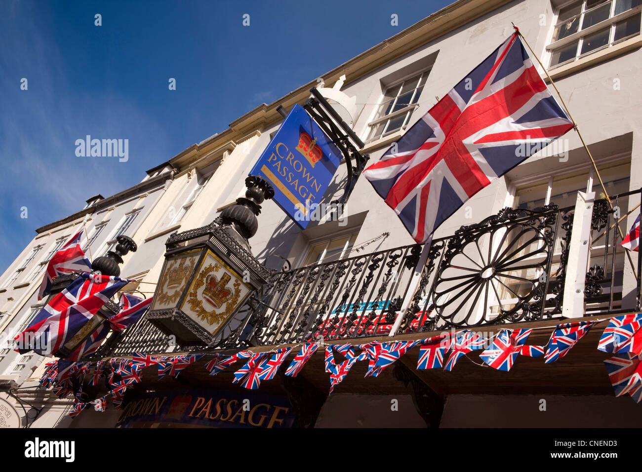 Royaume-uni, Angleterre, Worcestershire, Worcester, Broad Street, l'Union Jack drapeaux flottants sur balcon de l'Hôtel de la Couronne Banque D'Images