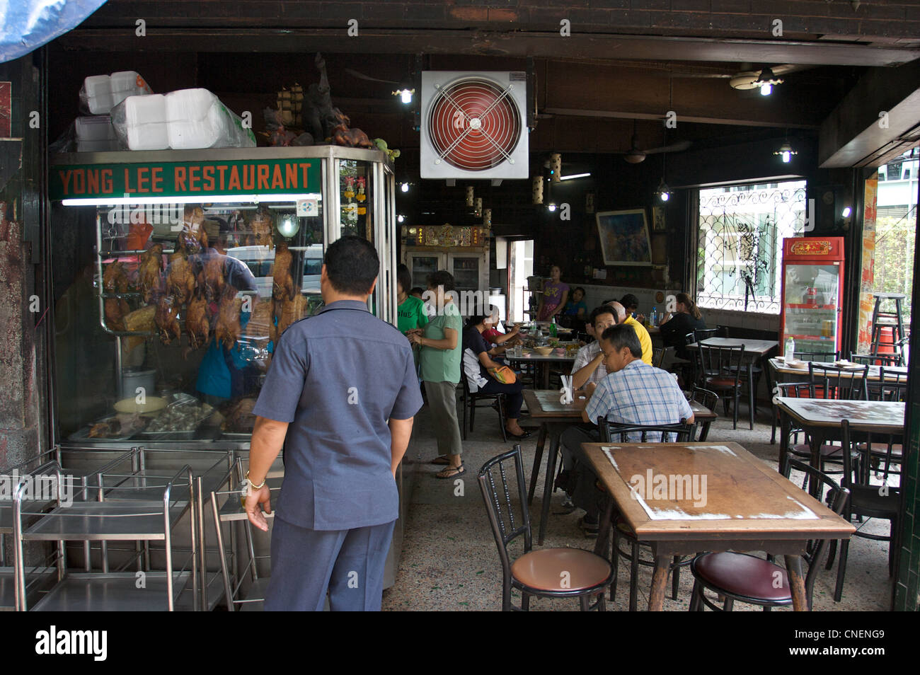 Restaurant chinois traditionnel vendant des soupes de nouilles, du poisson à vapeur, etc., Bangkok, Thaialnd Banque D'Images