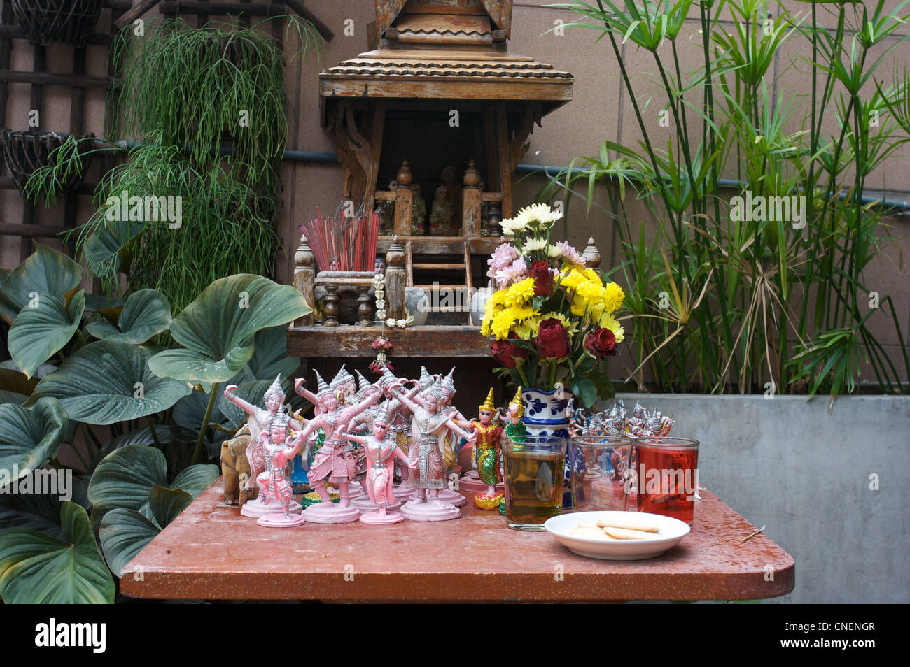 Maison de spiritueux thaïlandais, autel thaïlandais traditionnel, prier, danse, Sala thai, Bangkok, Thaïlande Banque D'Images