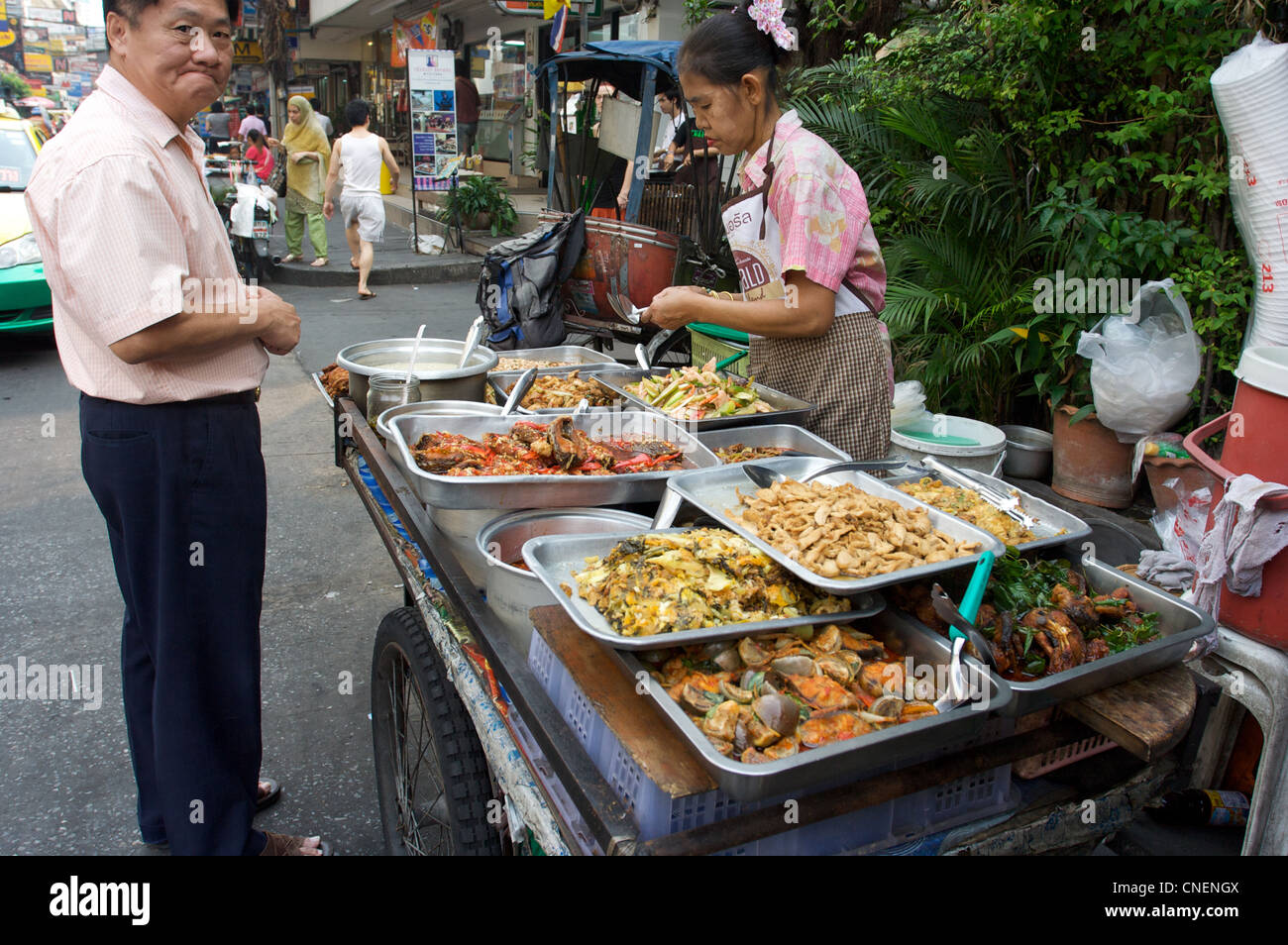 Bangkok rue stands de nourriture sur la route, beaucoup de plats locaux sur plateaux Suhkumvit route, Bangkok, Thaïlande Banque D'Images