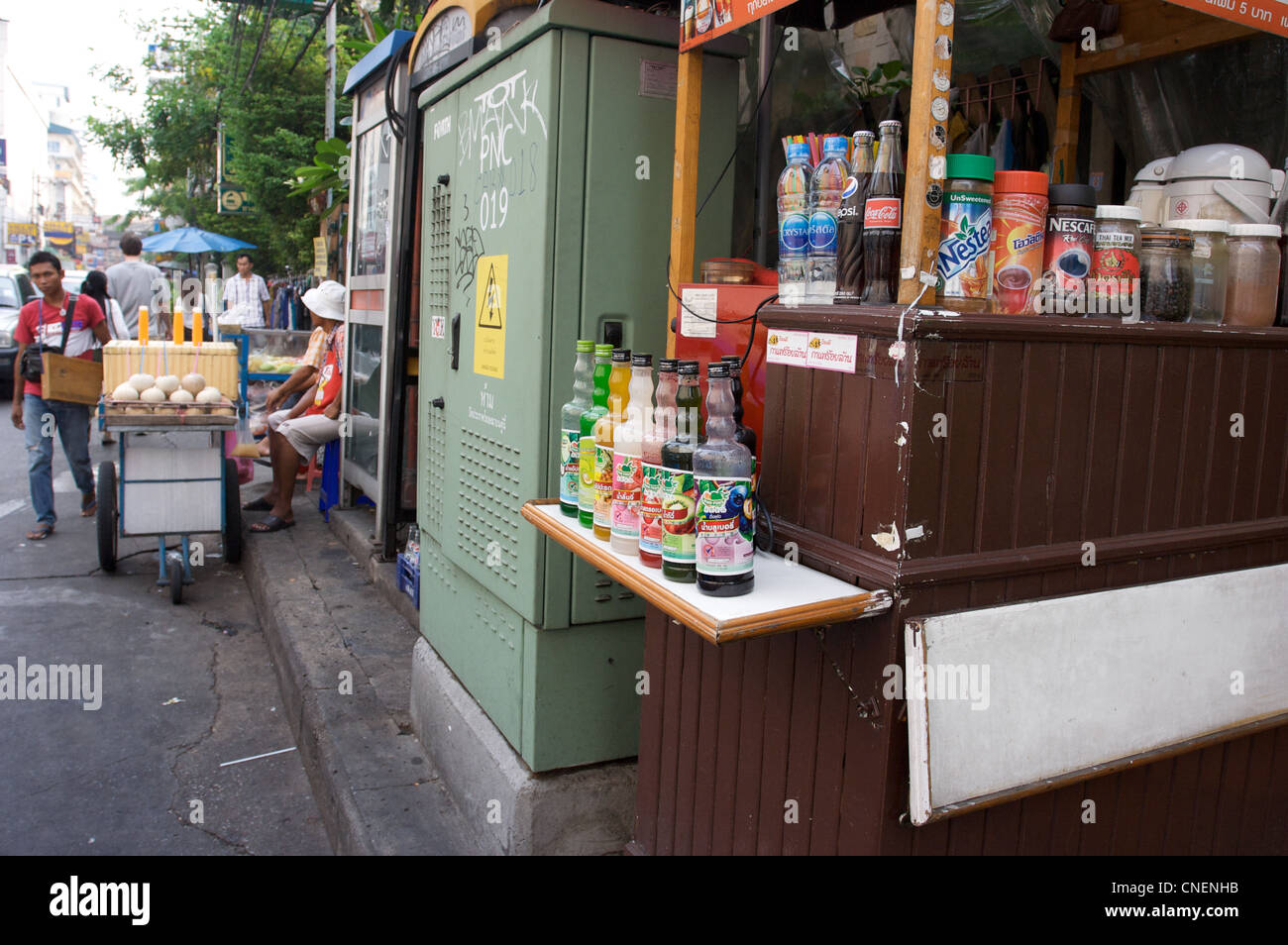Bangkok Street stands de nourriture sur la route, Suhkumvit Road, Bangkok, Thaïlande Banque D'Images