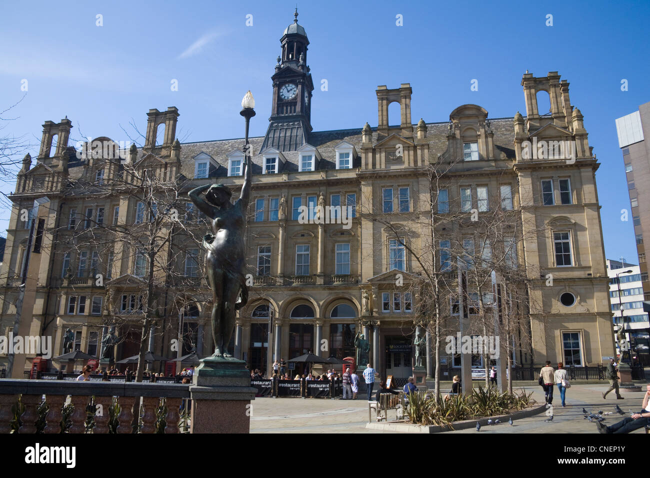 Leeds West Yorkshire Angleterre Nymphe Statue devant l'ancien bâtiment du bureau de poste, dans la ville Banque D'Images