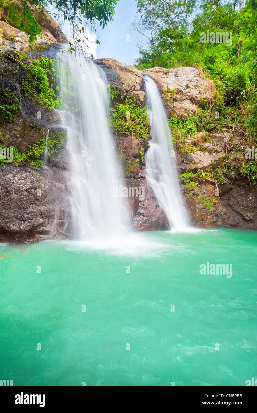 Belle cascade à été journée ensoleillée. Bali Banque D'Images