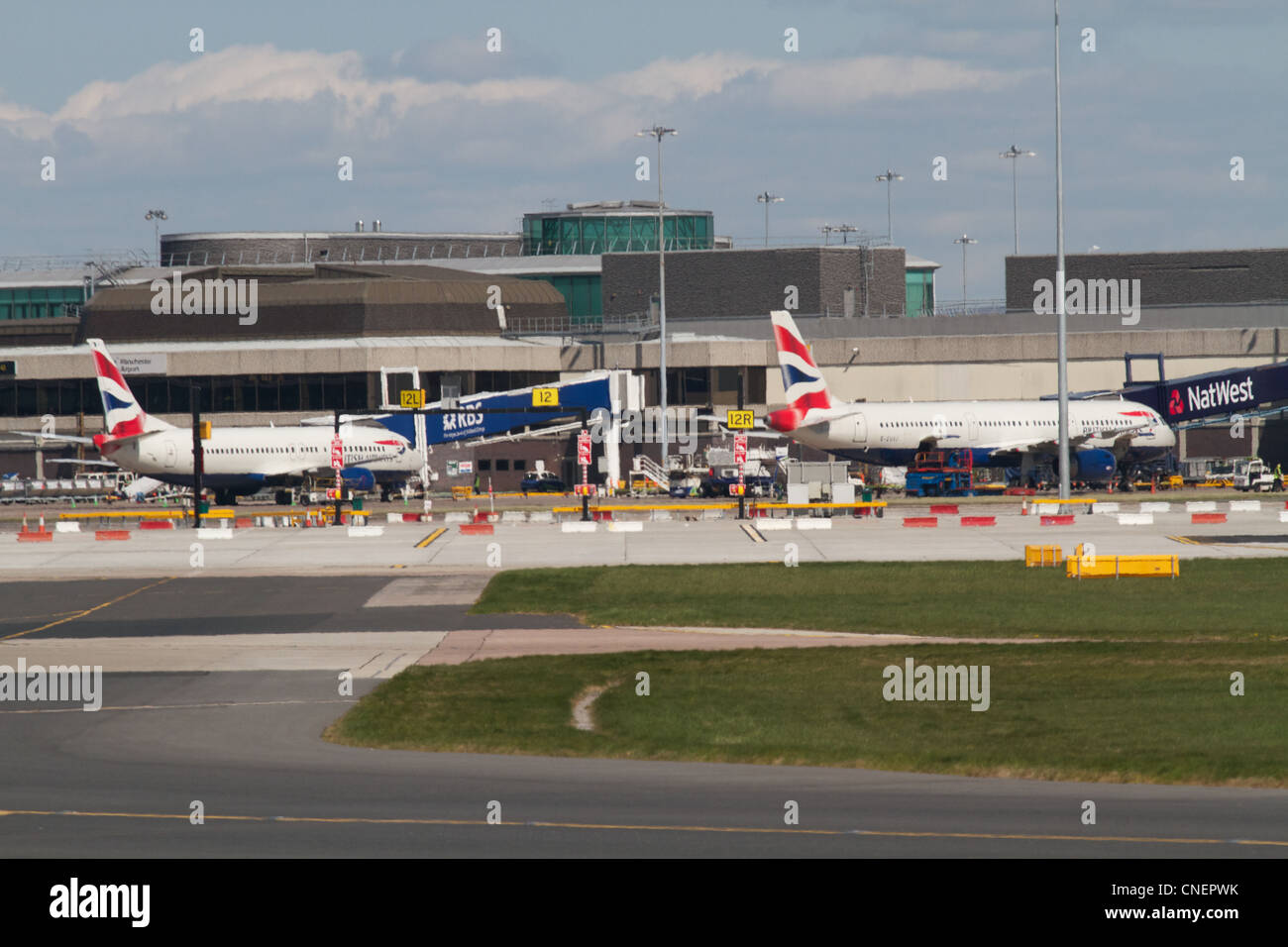 Deux avions de British Airways sur le stand à l'aéroport de Manchester Banque D'Images