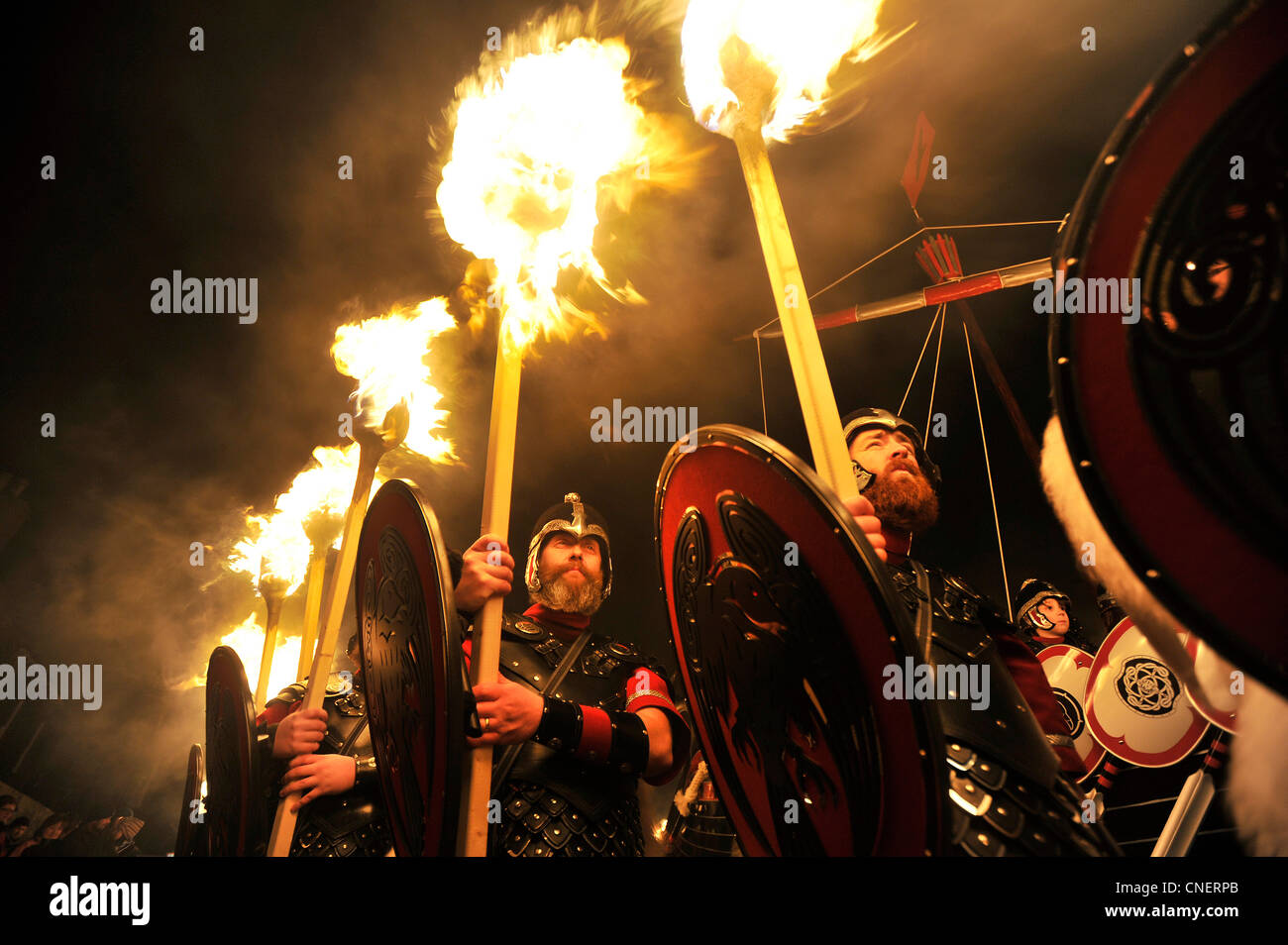 Jusqu'Helly Aa festival en Lewrwick, îles Shetland. Jusqu'à deux mille hommes prennent part à la Viking fire festival. Banque D'Images