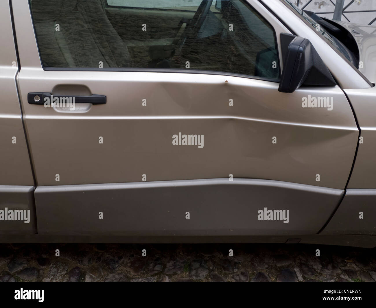 Porte De Voiture Enfoncée Banque d'image et photos - Alamy