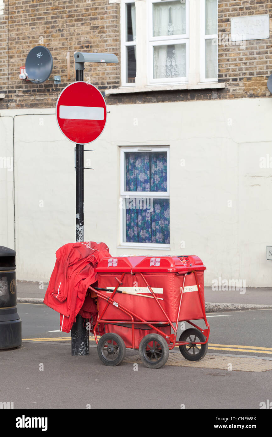 Postman's red trolley, London, UK Banque D'Images