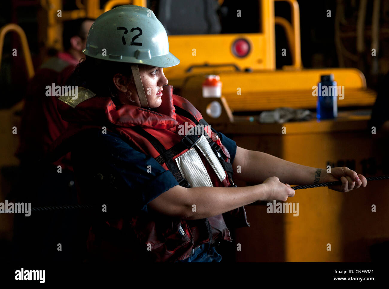 Le Seaman recrute Alannah Foote transporte dans une ligne dans la baie hangar du porte-avions de la classe Nimitz USS Abraham Lincoln (CVN 72) lors d'un réapprovisionnement en mer. Abraham Lincoln est déployé dans la zone de responsabilité de la 5e flotte américaine, en effectuant des opérations de sécurité maritime, des efforts de coopération en matière de sécurité dans les théâtres et des missions de soutien dans le cadre de l'opération Enduring Freedom. Banque D'Images