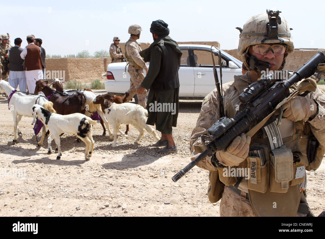 CPL marine des États-Unis Alonzo Bahena, un rifleman avec le détachement de sécurité personnelle de l'équipe de combat régimentaire 5 et un natif de Chicago, assure la sécurité lors d'une réunion impromptue entre les chefs de Marine et la police de l'ordre civil afghan ici, le 6 avril 2012. Le colonel Roger Turner et le Sgt. Le Maj Alberto Ruiz, commandant de l'équipe de combat régimentaire 5 et major de sergent, a récemment visité les Marines et les Forces de sécurité nationale afghanes dans plusieurs avant-postes de combat du district de Marjah dans la province d'Helmand. Banque D'Images