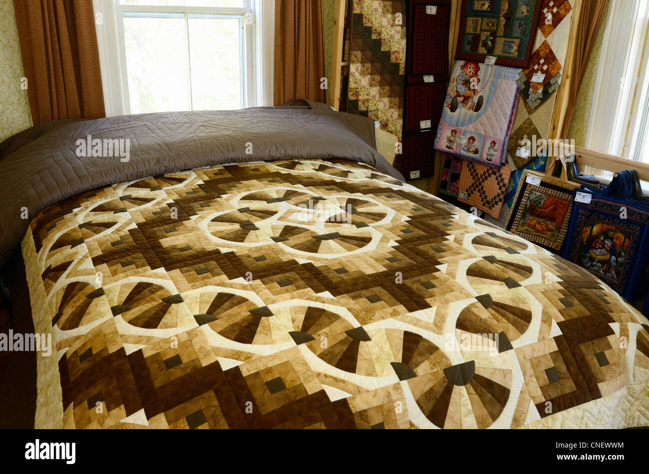 Couvre-lit patchwork fait main dans la maison d'une artisane mennonite près de St Jacobs (Ontario) Banque D'Images