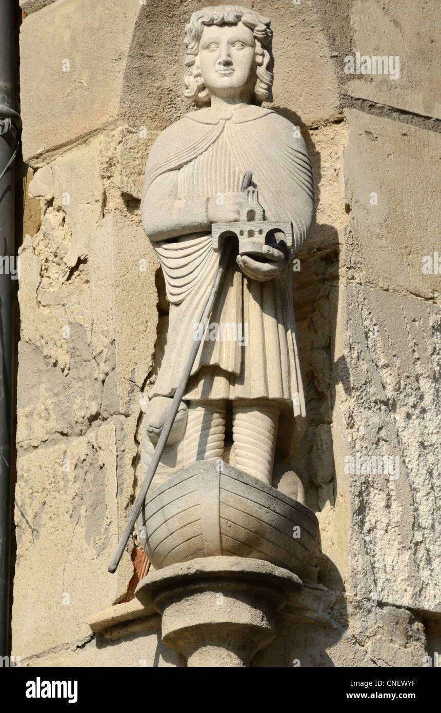 Saint Benezet en bateau sur le Rhône et en transport Ou présenter un modèle du Pont Saint-Bénézet Pont Avignon Vaucluse France Banque D'Images