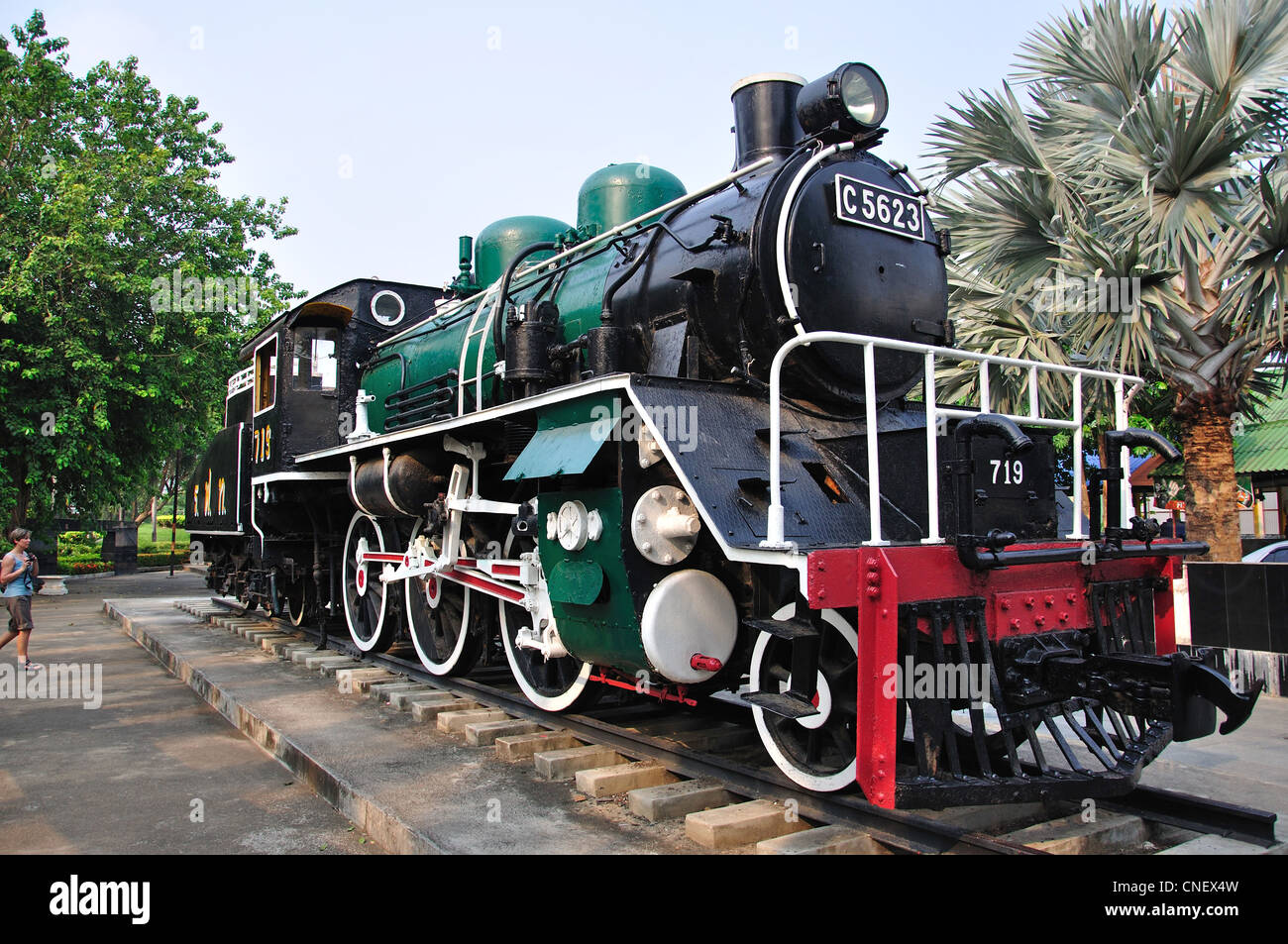 Train à vapeur d'origine affiché par le pont sur la rivière Kwai, Kanchanaburi, la province de Kanchanaburi, Thaïlande Banque D'Images