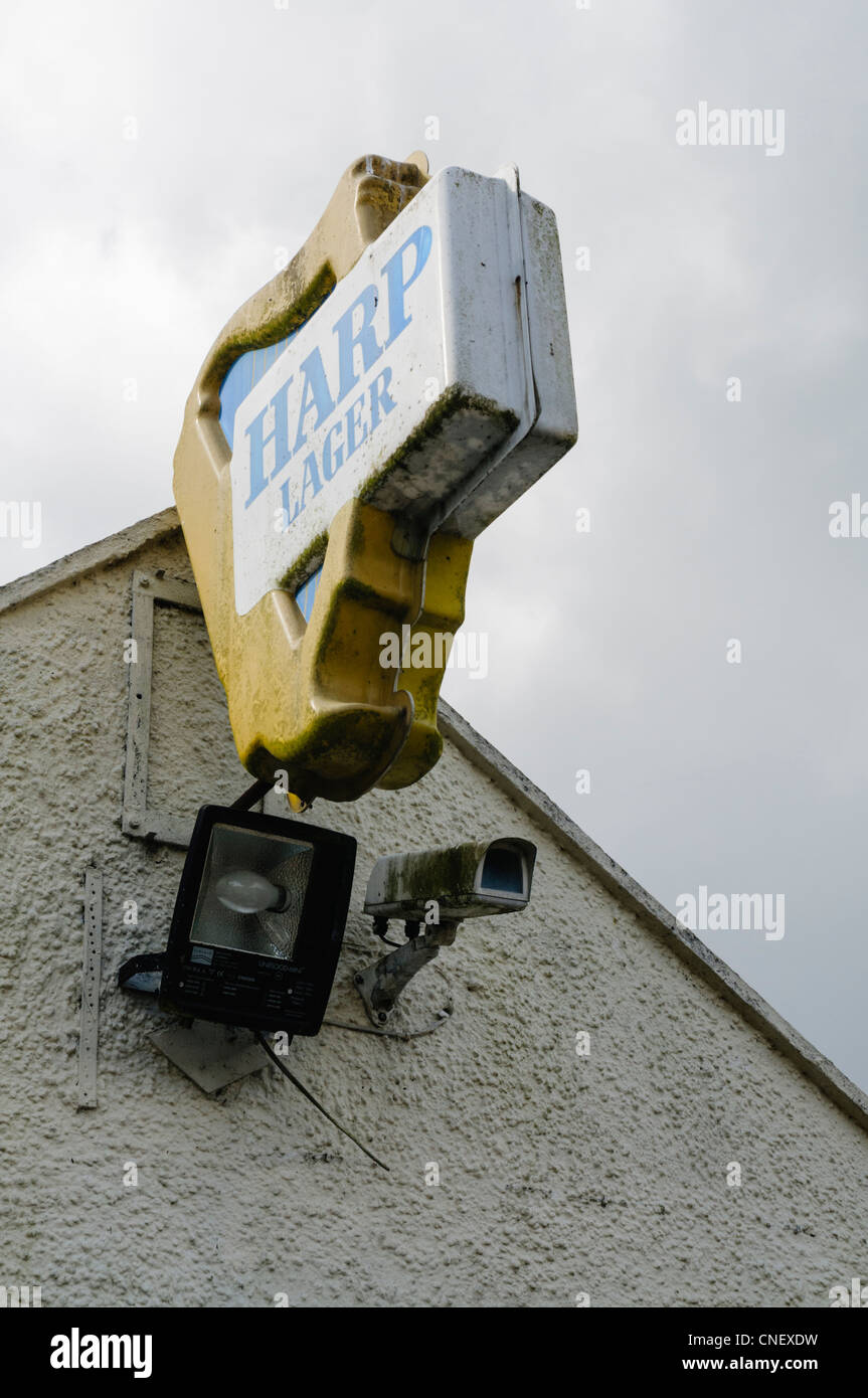 Lager Harp signe à un pub rural fermé et off licence Banque D'Images