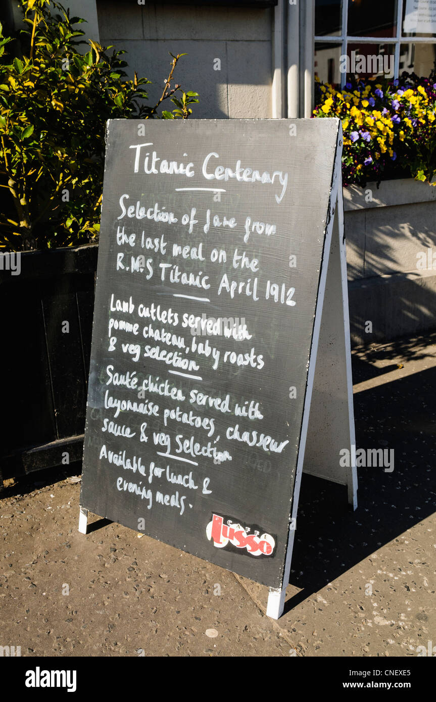 Titanic Centenary menu sur un tableau situé à l'extérieur d'un restaurant Banque D'Images