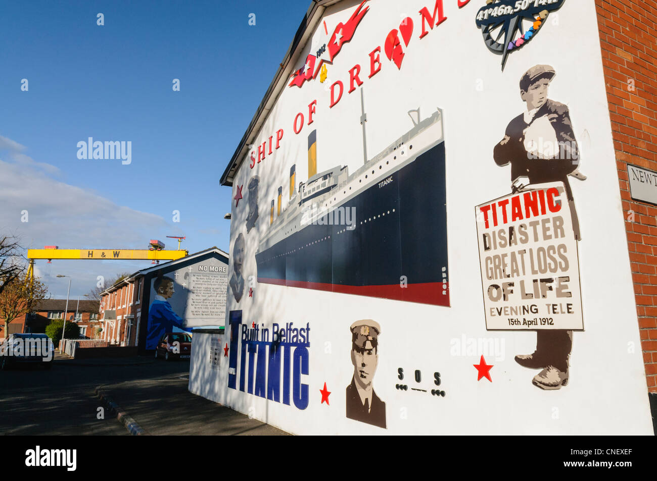 Murale avec les mots « Titanic Built in Belfast » commémorant le Titanic sur la Newtownards Road, Belfast Banque D'Images