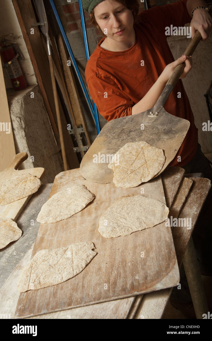 Paulie blanc réalisation artisan, matzo traditionnel au fournil de Goglu dans Milford, New Jersey, USA Banque D'Images