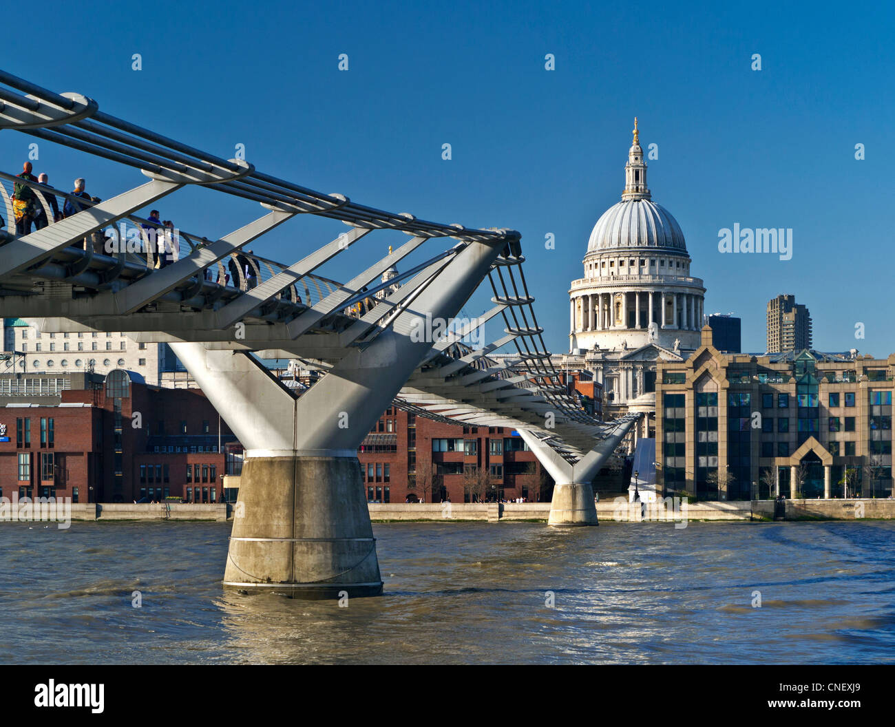 Millennium Bridge avec les visiteurs dans un soleil clair avec la Cathédrale St Paul au point focal Ville de London UK Banque D'Images