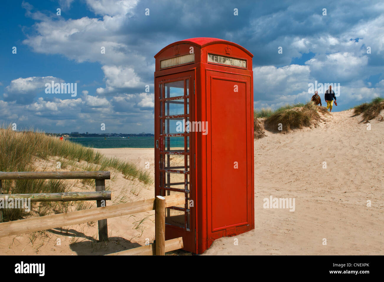 La traditionnelle boîte de téléphone rouge en service sur le dunes de sable côtières de la péninsule de Studland, Dorset England UK Banque D'Images