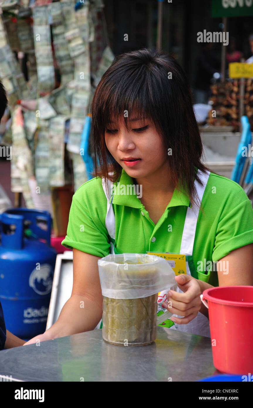Jeune femme travaillant dans les fruits de mer, de blocage de la rue Yaowarat Road (Chinatown), Samphanthawong District, Bangkok, Thaïlande Banque D'Images
