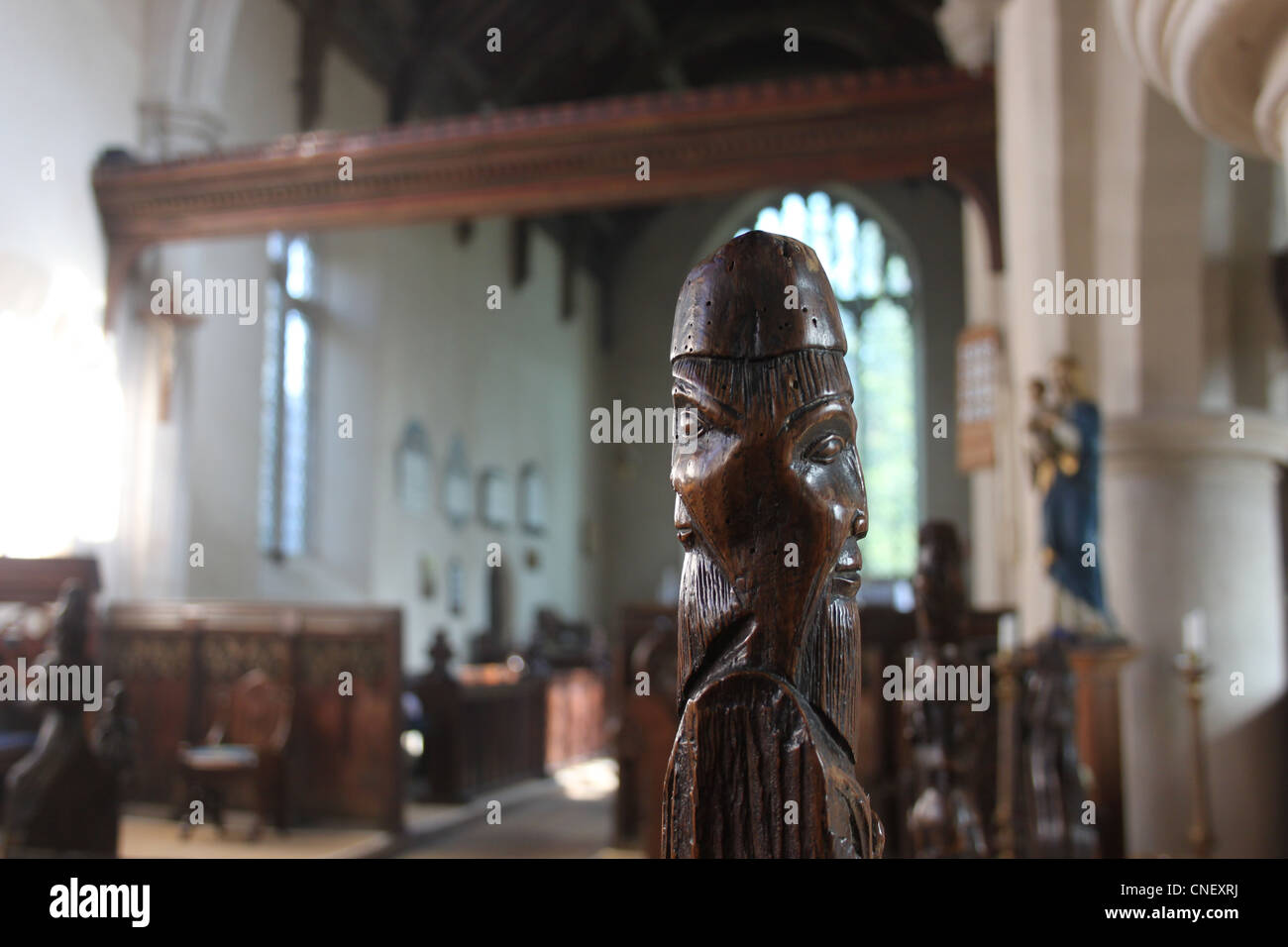 Un double-face 15e siècle fin banc dans l'église de Ufford, Suffolk Banque D'Images
