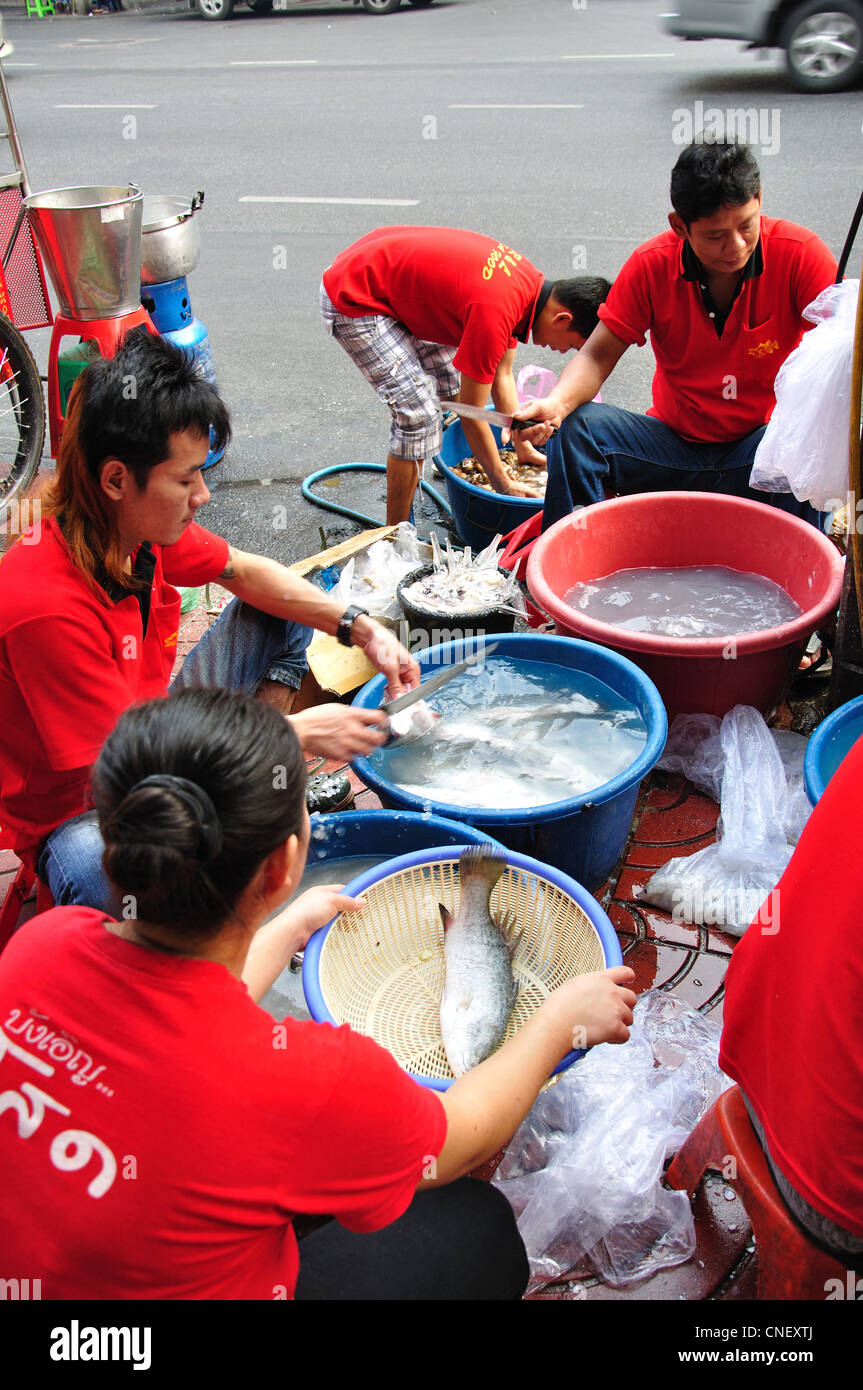 La préparation du personnel à poissons et fruits de mer, de blocage de la rue Yaowarat Road (Chinatown), Samphanthawong District, Bangkok, Thaïlande Banque D'Images