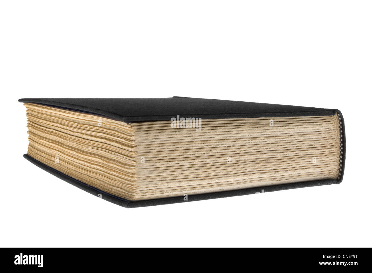 Angle de vue un peu en hauteur, fermé vieux livre relié avec dégrossie pages jaunies et rugueux tissu noir Banque D'Images