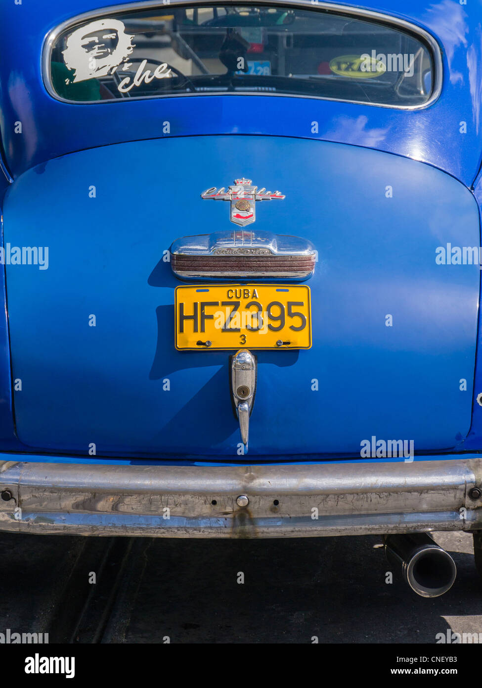 L'extrémité arrière d'une vieille voiture américaine Chrysler bleu utilisé quotidiennement par son propriétaire cubaine à La Havane, Cuba. Banque D'Images