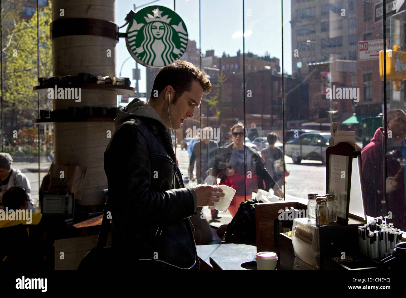 Homme buveur de café, New York City, New York, Starbucks Coffee Banque D'Images