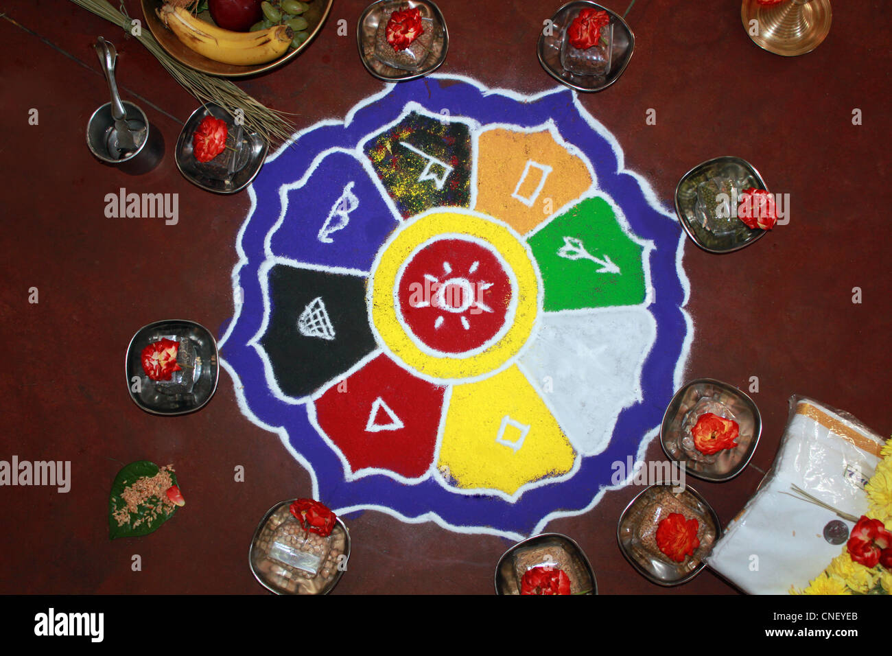 Rangoli colorés avec des éléments d'art hindou puja, fleurs, dhoti et d'argent Banque D'Images