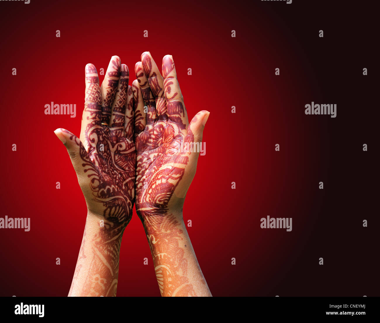 Belle décoration au henné mehendi ou sur un côté de la mariée hindoue avec fond rouge avec l'exemplaire de l'espace. Banque D'Images