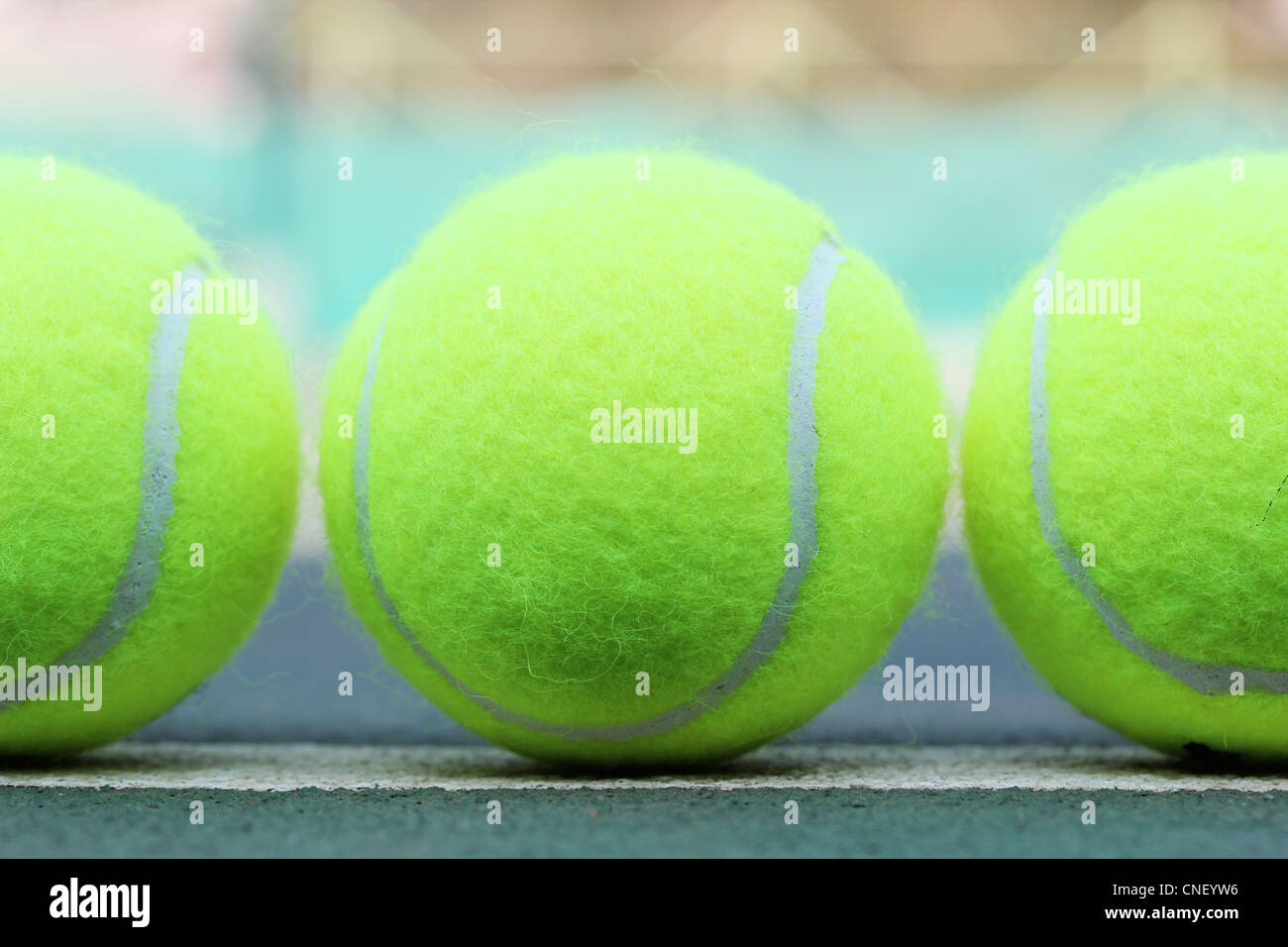 Photo de balles de tennis tout neuf disposés dans une rangée Banque D'Images