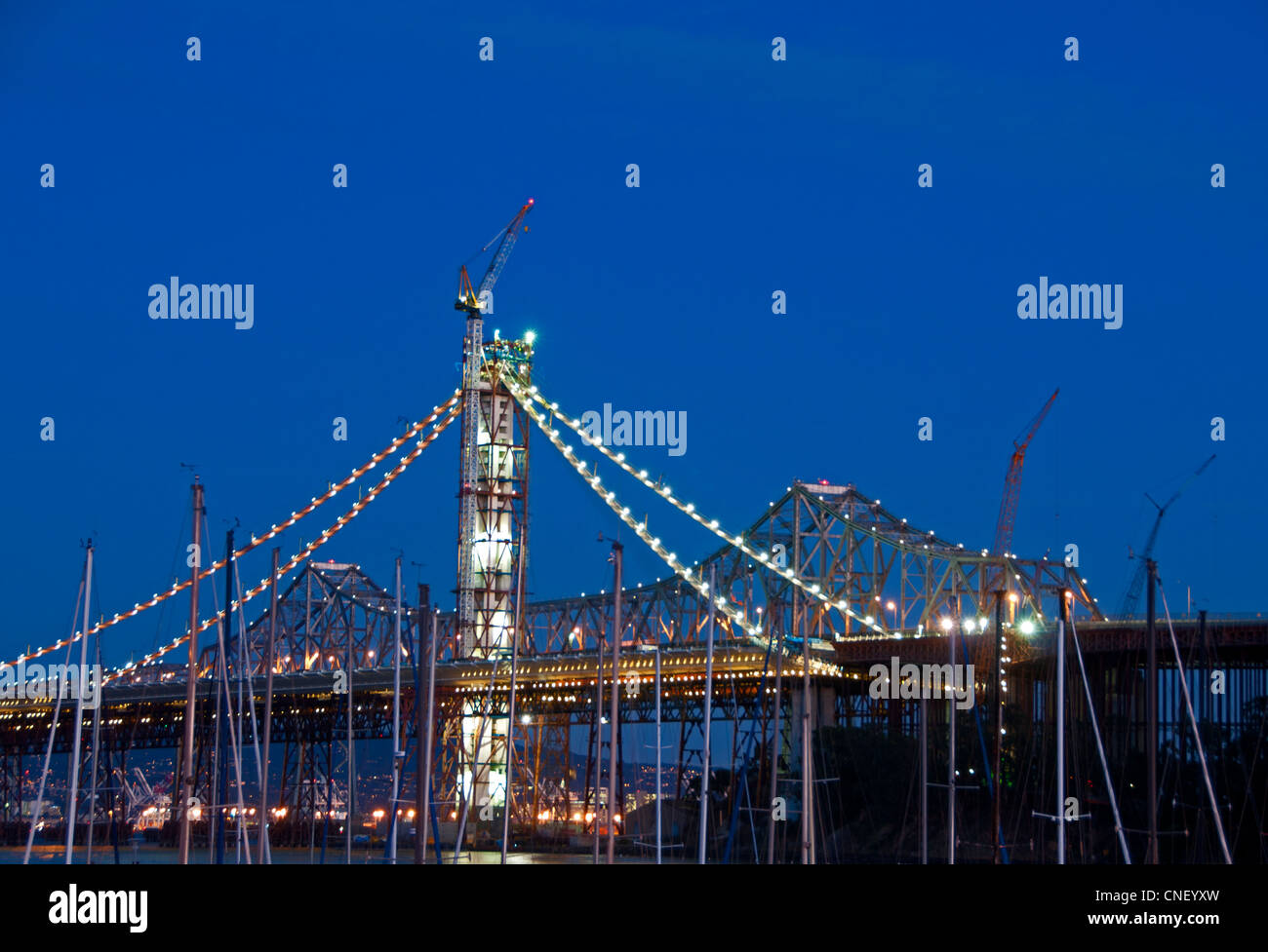 Nouvelle construction du San Francisco-Oakland Bay Bridge avec le vieux span (pour être démoli à l'avenir) à l'arrière-plan. Banque D'Images