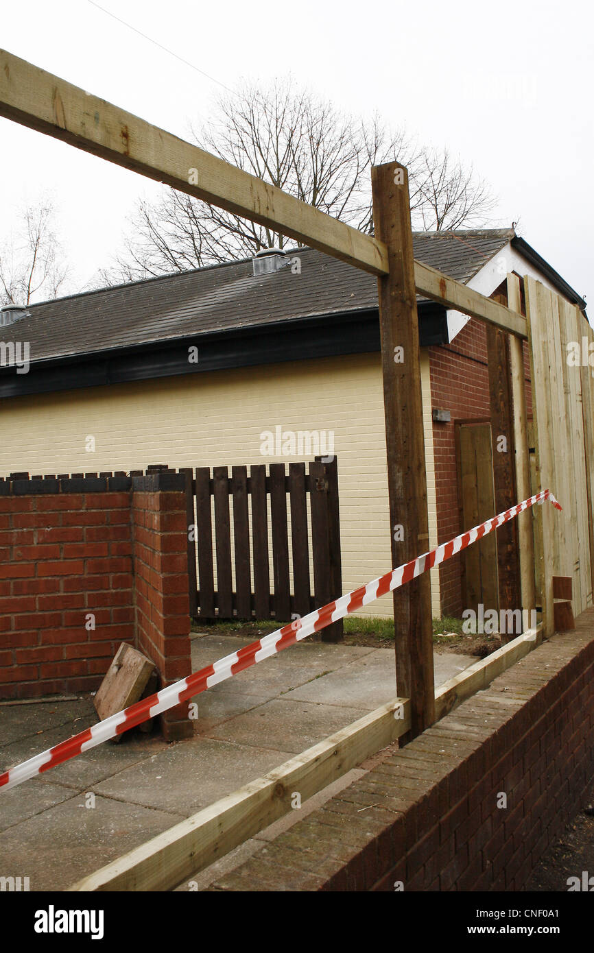 Nouvelle clôture d'être érigé à pub local. Worksop, Notts, Angleterre Banque D'Images