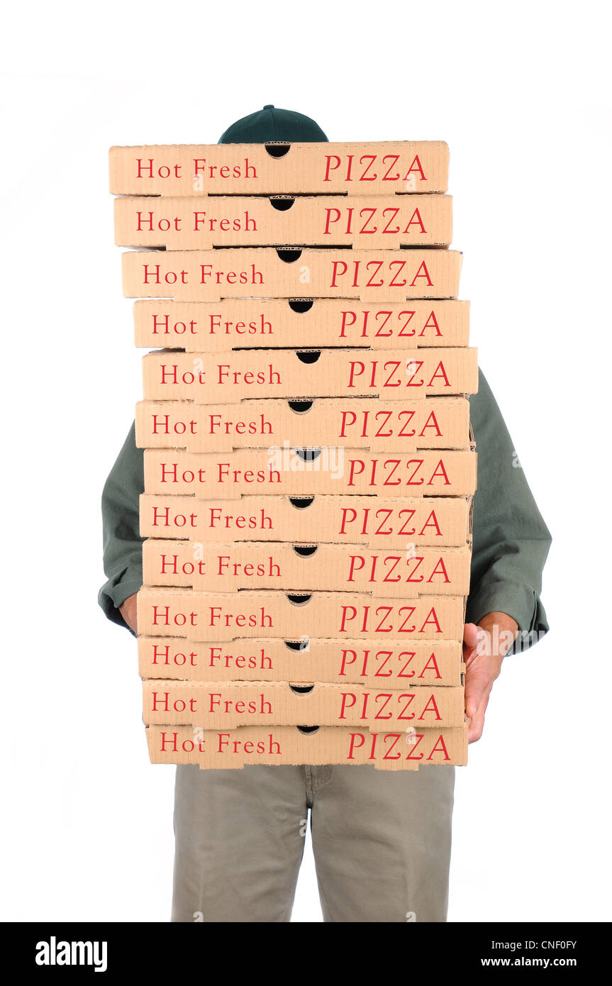 Un livreur caché derrière une pile de boîtes à pizza qu'il est porteur. Banque D'Images
